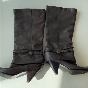 B. Makowsky beautiful grey leather boots